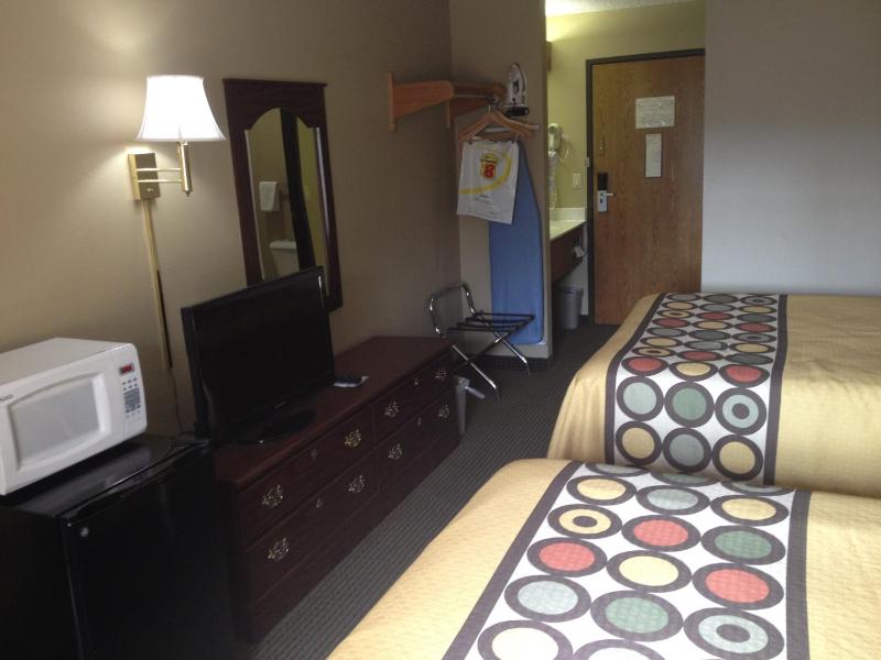 Queen Room with Two Queen Beds - Non-Smoking image 3