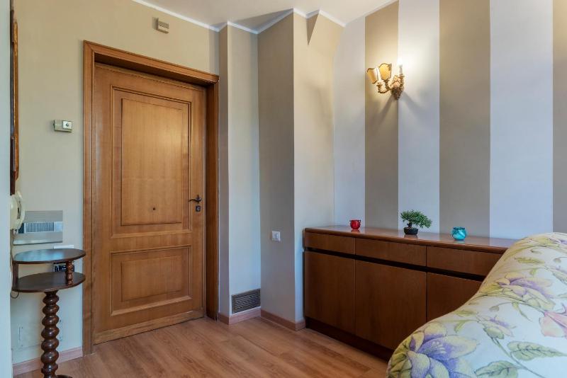GuestHost - Roomy&Cozy Apartment with Shared Terrace - image 13