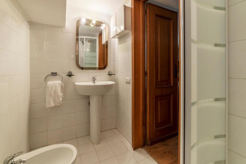 GuestHost - Roomy&Cozy Apartment with Shared Terrace - image 10