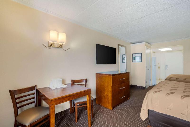 Efficiency Queen Room with Two Queen Beds - Non-Smoking image 3