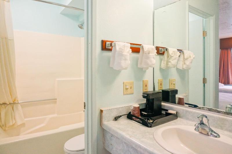 Deluxe King Room with Partial Sea View image 4