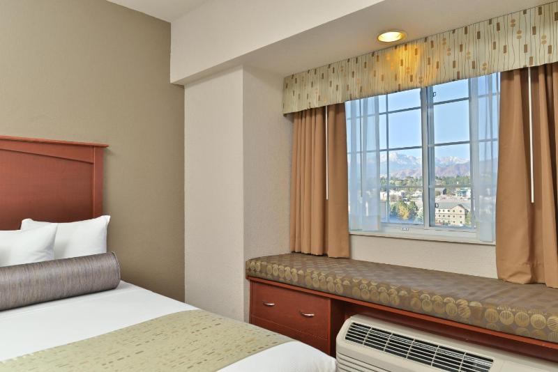 King Suite with Bath Tub - Mobility Accessible image 3