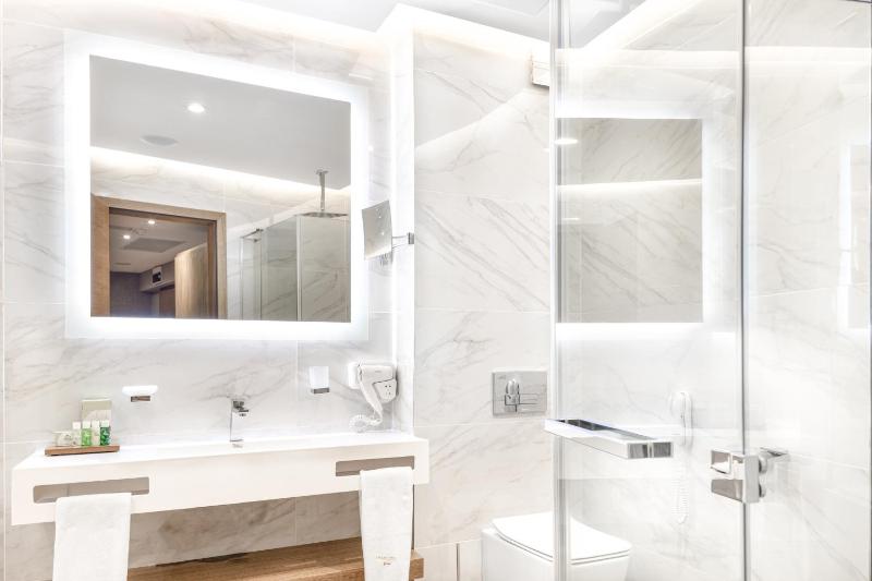 Superior Twin Room with Free Spa Access image 3