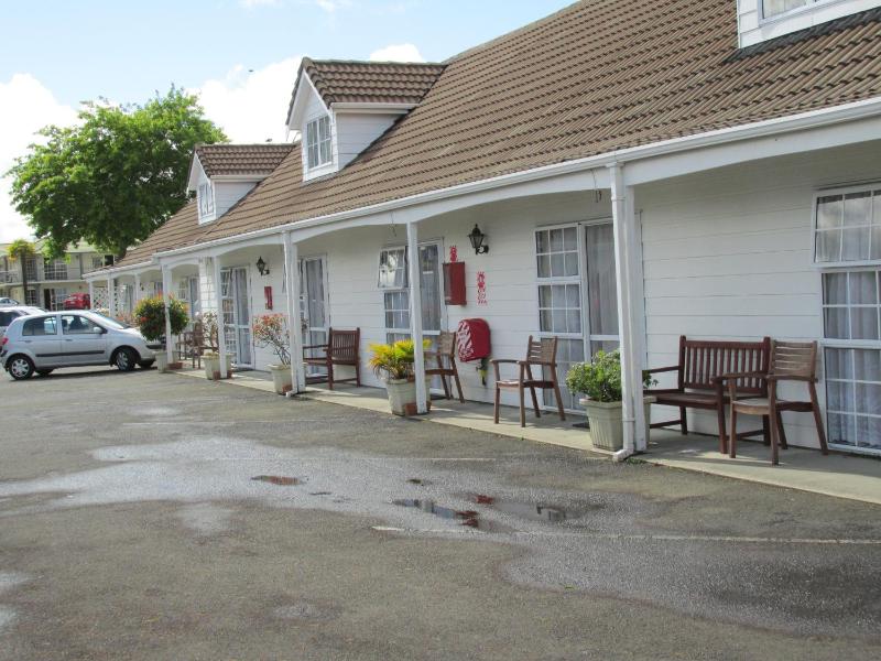 Malones Spa Motel - image 38