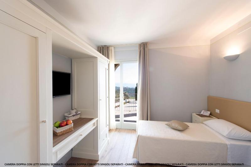 Twin Room image 4