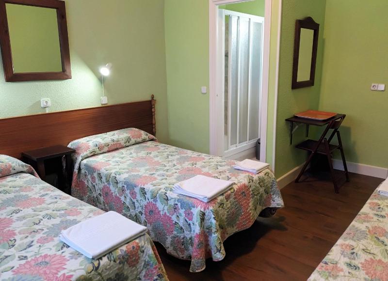 Triple Room with Shared Bathroom image 3