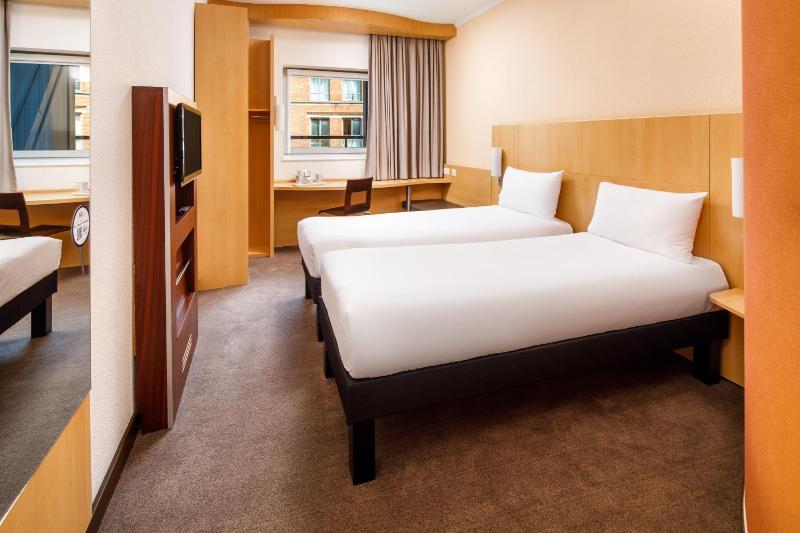Twin Room image 4