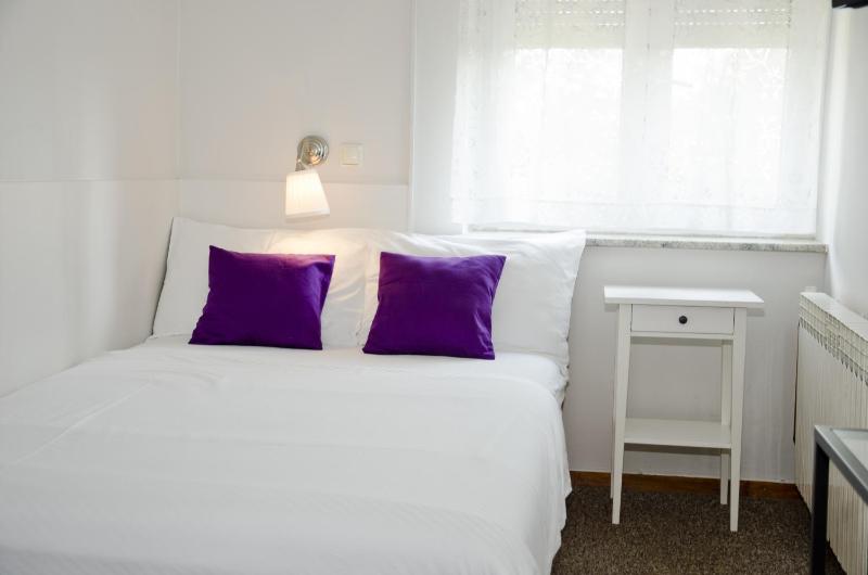 Economy Double Room image 3