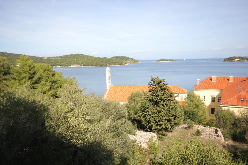 One-Bedroom Apartment with Terrace and Sea View image 3