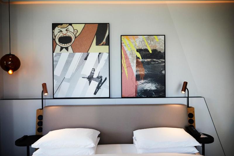 Deluxe King Room image 4