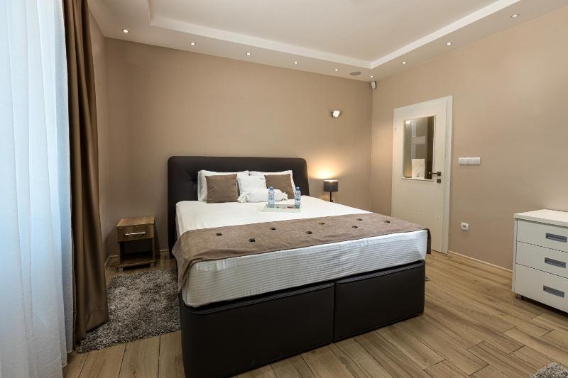 Deluxe King Room image 4