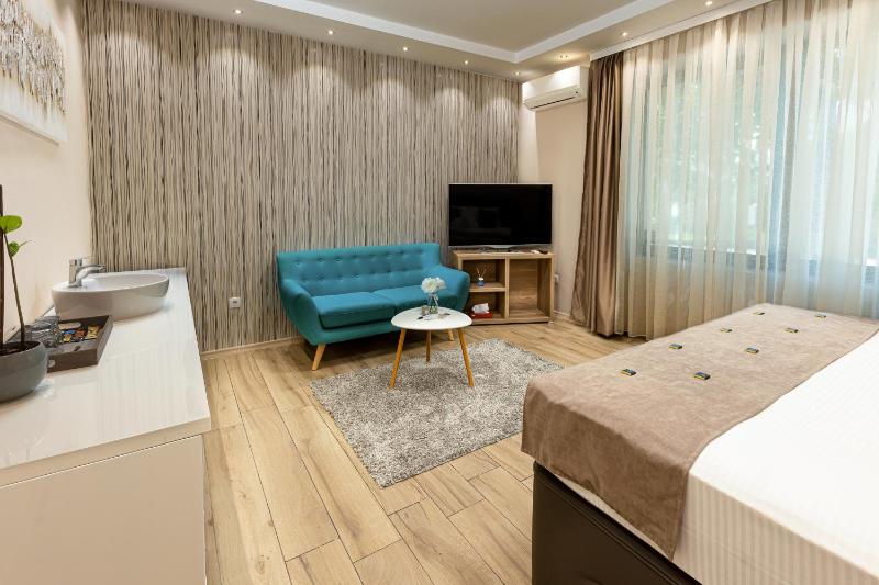Deluxe King Room image 2