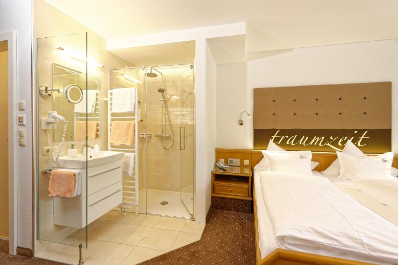 Deluxe Double Room with Shower image 4