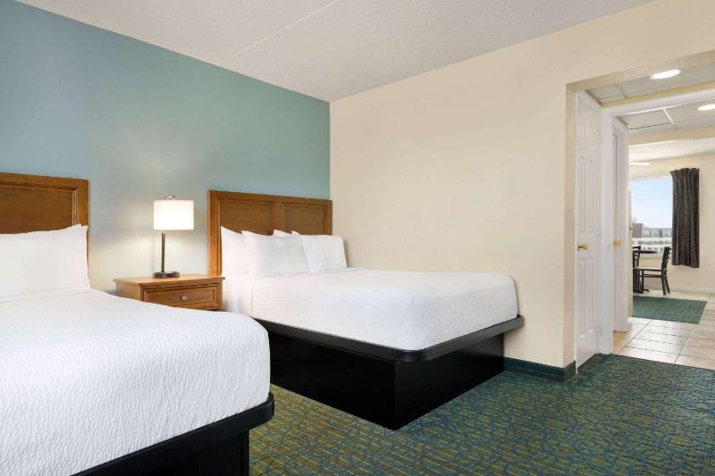 One-Bedroom Suite with Two Double Beds and Partial Ocean View - Non-Smoking image 3