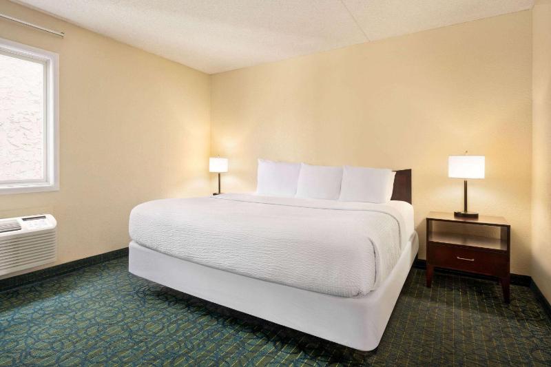 One-Bedroom King Suite with Partial Ocean View - Non-Smoking image 2