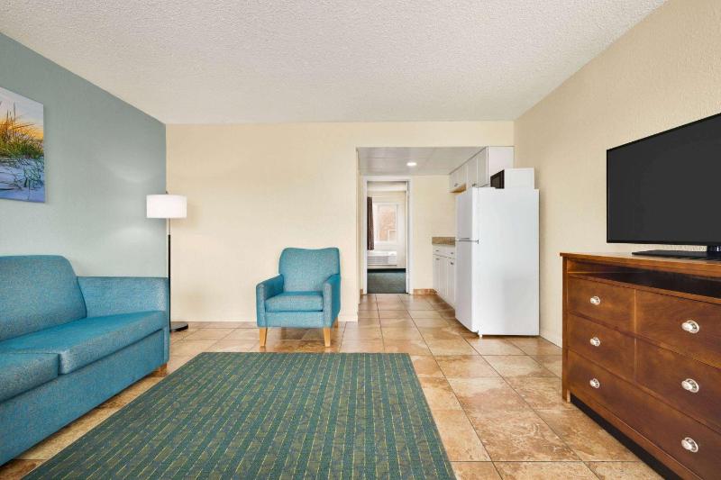 One-Bedroom Suite with Two Double Beds and Partial Ocean View - Non-Smoking image 4