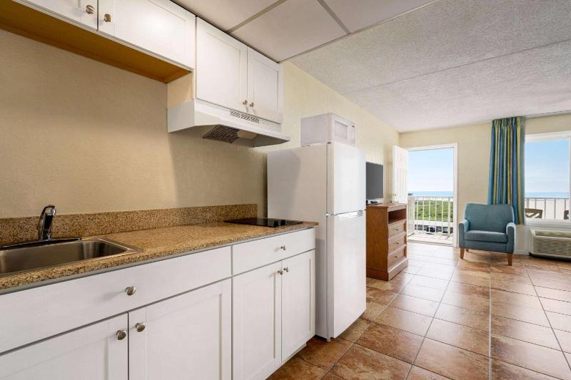 Oceanfront One-Bedroom Suite with Two Double Beds - Non-Smoking image 2