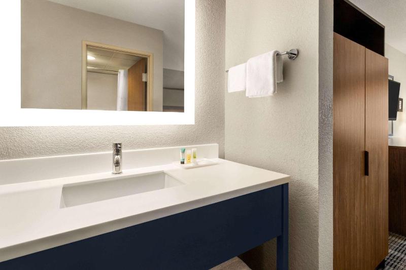 King Room - Non-Smoking image 3