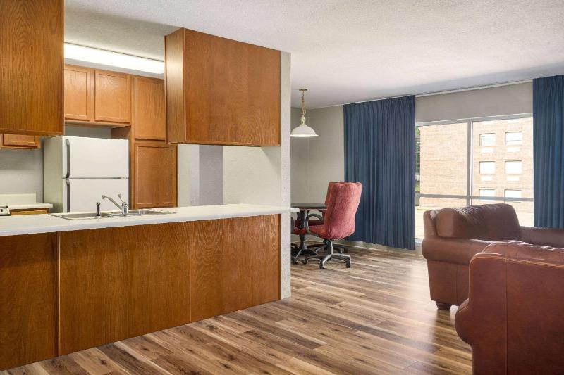 King Suite - Non-Smoking image 3