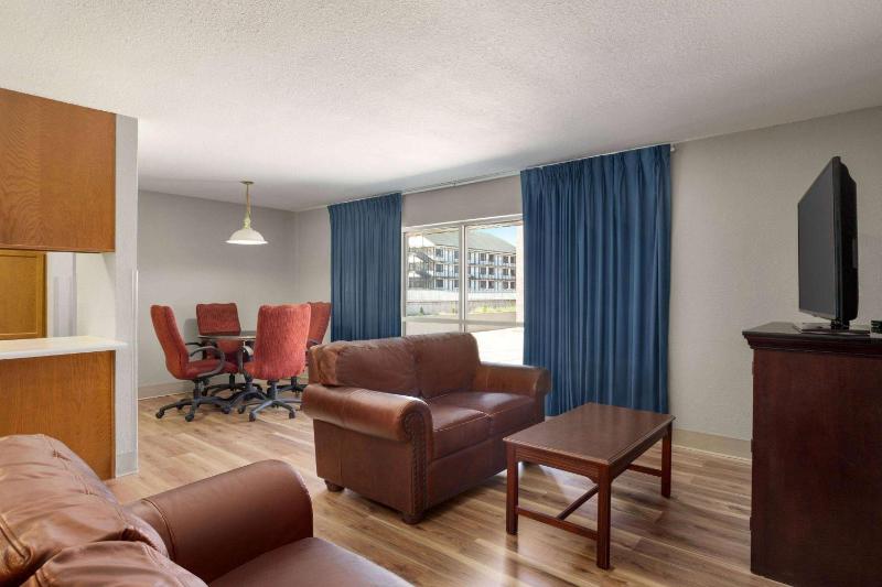 King Suite - Non-Smoking image 4