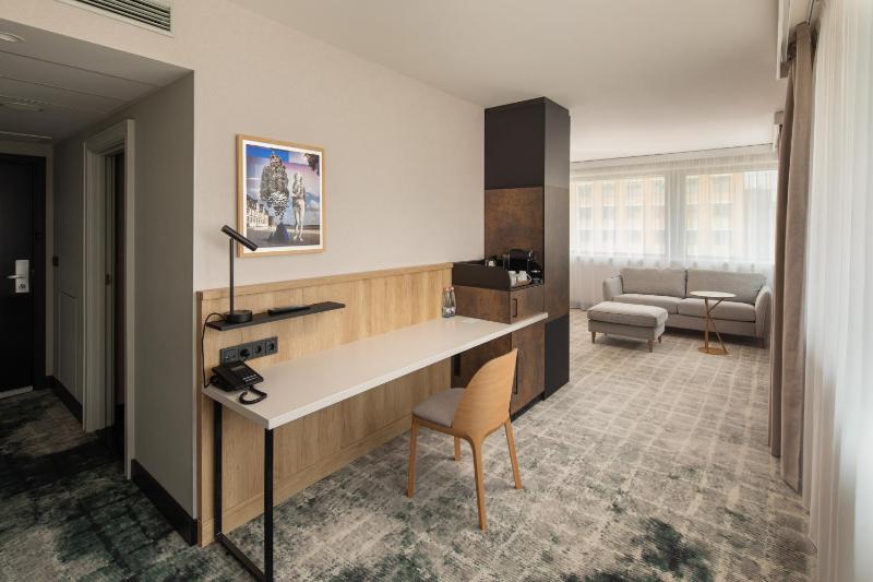 King Bed Junior Suite with Seating Area image 4
