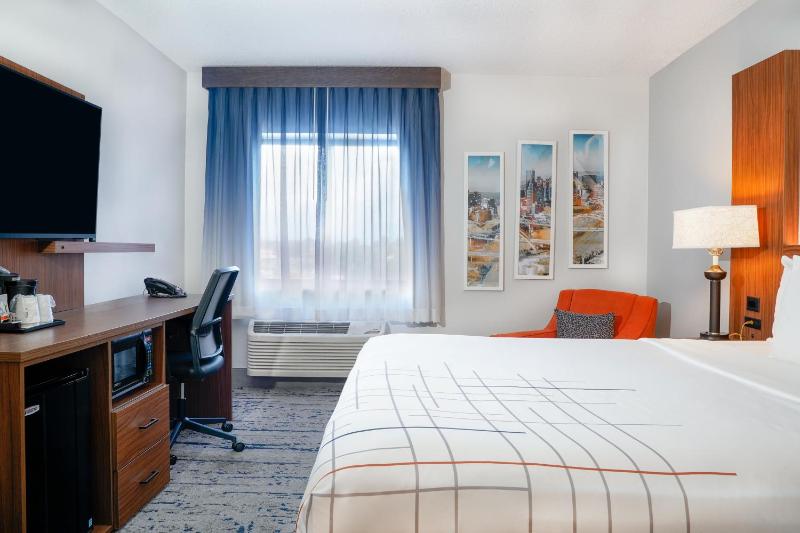 Deluxe King Room image 3