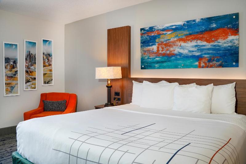 Deluxe King Room image 4