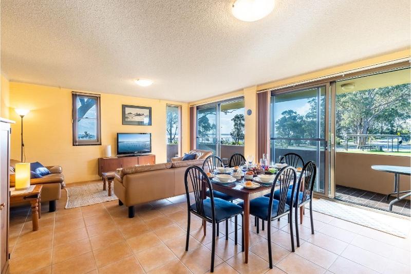 Columbia 1 12 Columbia Close large unit with fantastic water views - image 6