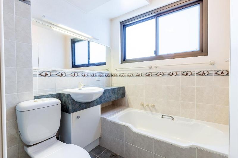 Columbia 1 12 Columbia Close large unit with fantastic water views - image 31