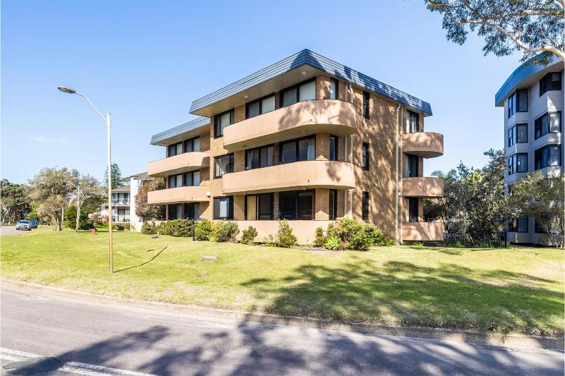 Columbia 1 12 Columbia Close large unit with fantastic water views - image 23