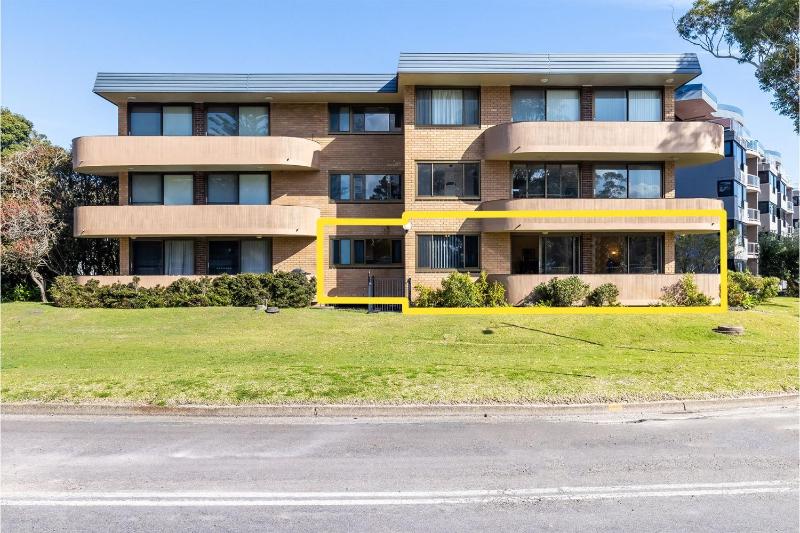 Columbia 1 12 Columbia Close large unit with fantastic water views - image 17