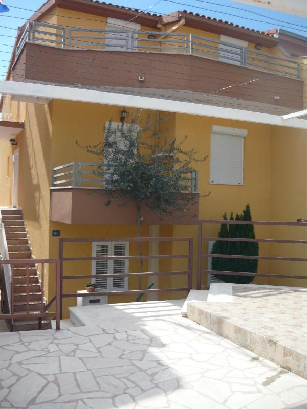 Apartments with a parking space Mali Rat (Omis) - 15262 - image 1