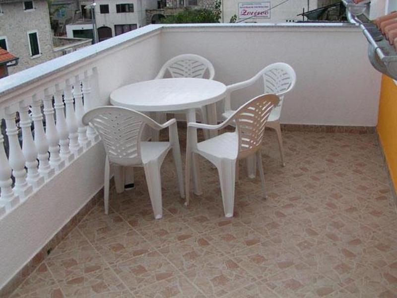 One-Bedroom Apartment with Terrace and Sea View image 3