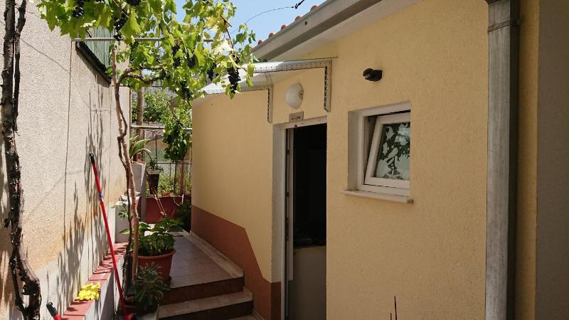 Apartments with a parking space Omis - 15330 - image 1
