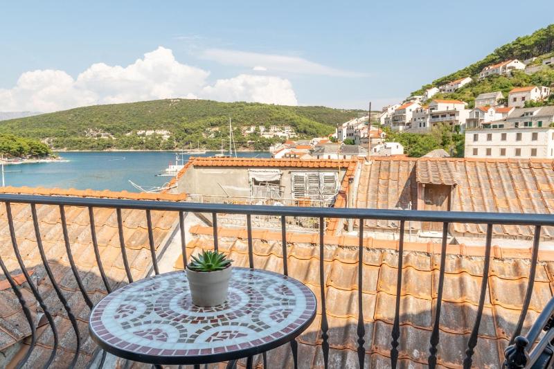 Two-Bedroom Apartment with Balcony and Sea View image 4
