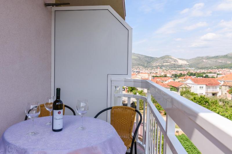 One-Bedroom Apartment with Balcony and Sea View image 2