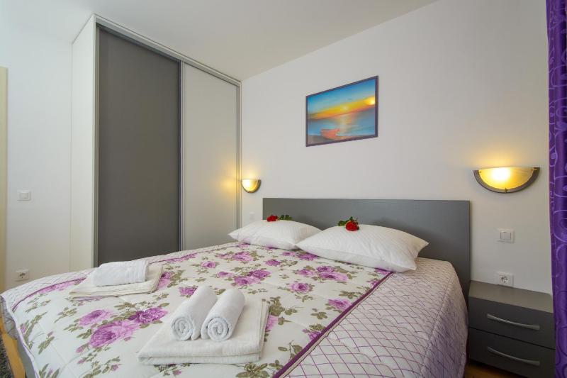 One-Bedroom Apartment with Balcony and Sea View image 1