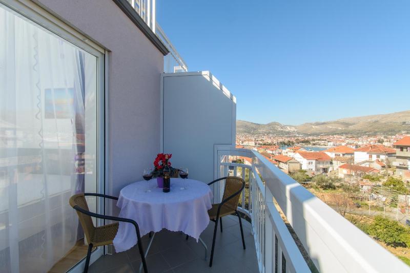 One-Bedroom Apartment with Balcony and Sea View image 2