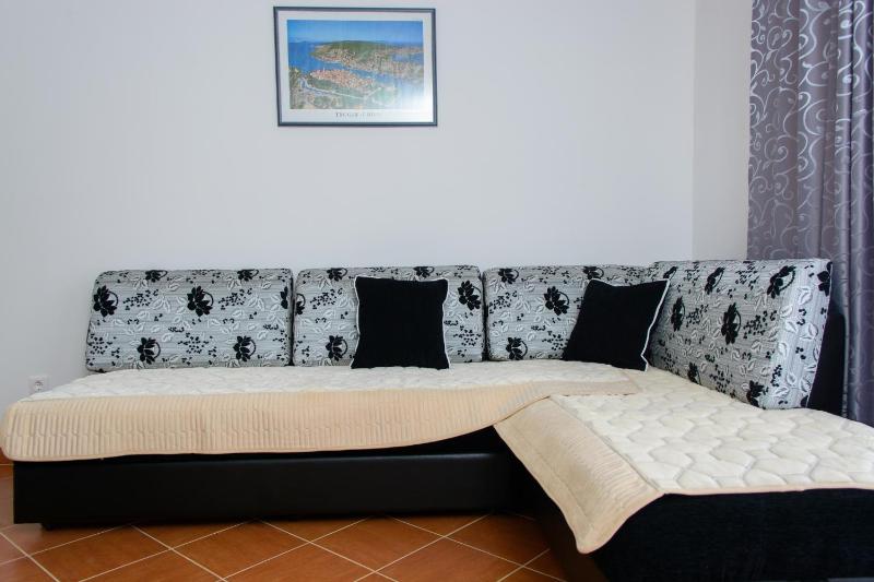 One-Bedroom Apartment with Terrace and Sea View image 1
