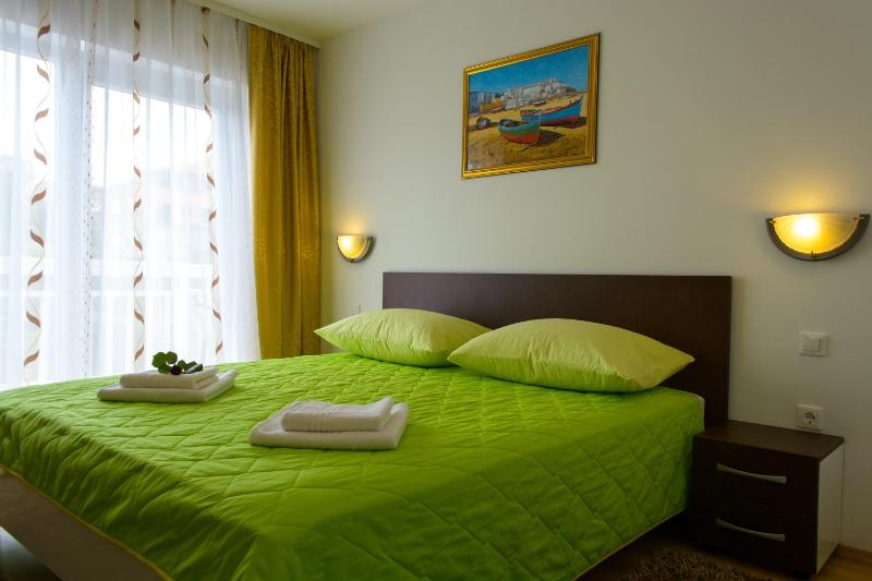 One-Bedroom Apartment with Terrace and Sea View image 3