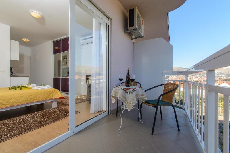 Studio with Balcony and Sea View image 3