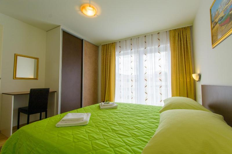 One-Bedroom Apartment with Terrace and Sea View image 4