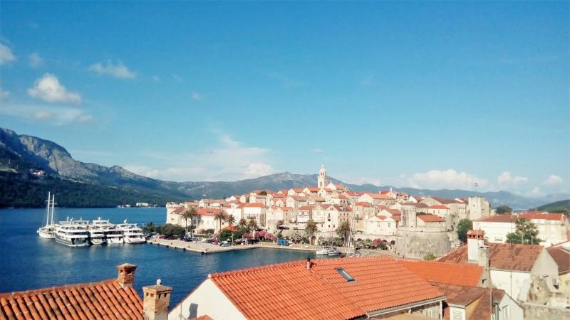 Three-Bedroom Apartment with Balcony and Sea View image 3
