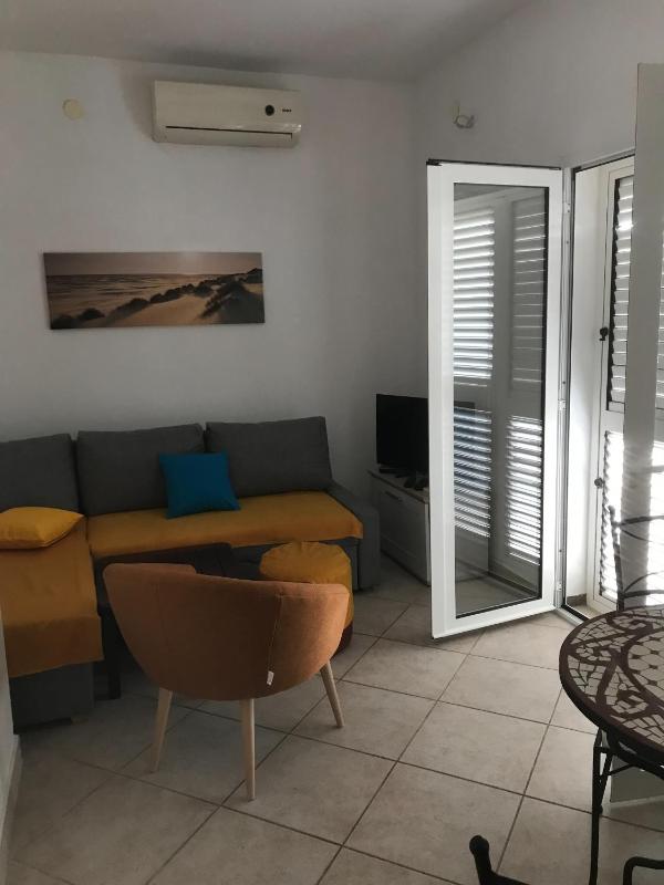 One-Bedroom Apartment with Terrace and Sea View image 1