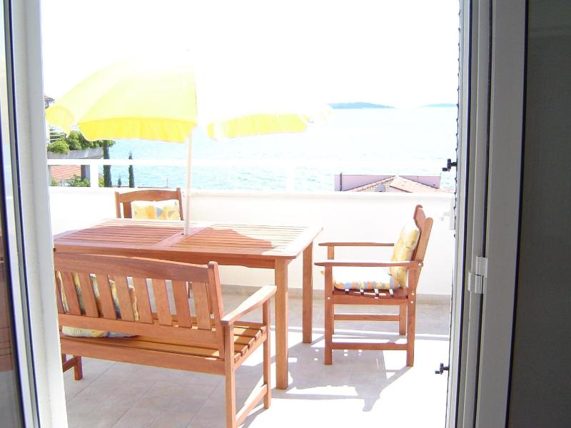 One-Bedroom Apartment with Terrace and Sea View image 3