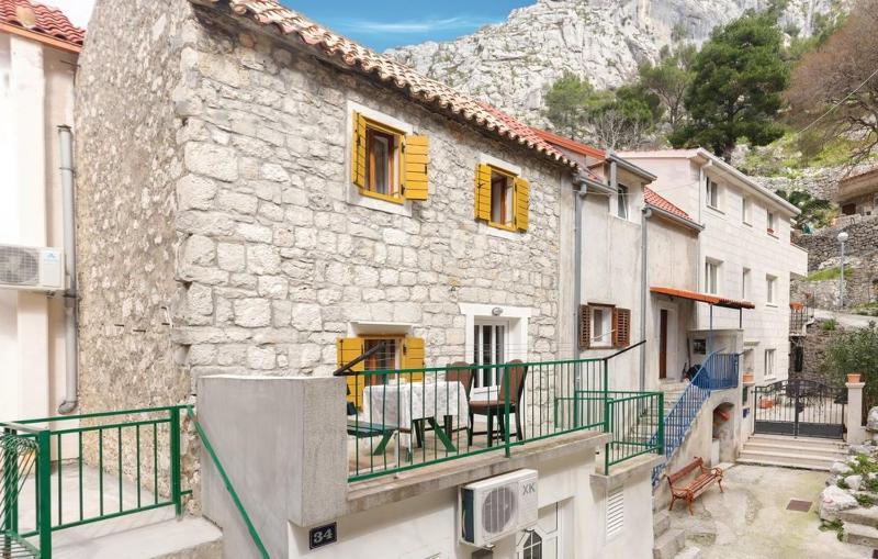 Apartments with parking space Omis - 16185 - image 11