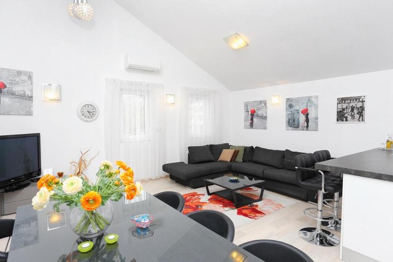 Two-Bedroom Apartment with Terrace and Sea View image 1