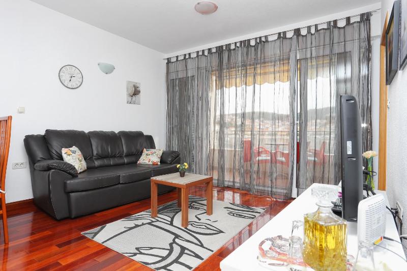 One-Bedroom Apartment with Terrace and Sea View image 1