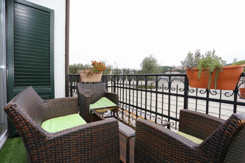 One-Bedroom Apartment with Terrace and Sea View image 4