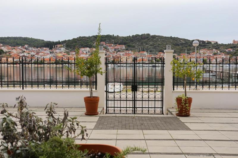 One-Bedroom Apartment with Terrace and Sea View image 3
